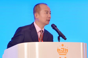 大会主席李春宣布开幕